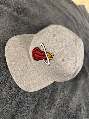 Miami Heat Mitchell & Ness grey SnapBack